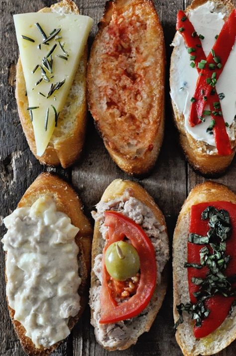 Cold Spanish Tapas, Spain On A Fork, Spanish Bruschetta, Spanish Pinchos, Food Spain, Tapas Food, Spanish Dinner, Spanish Tapas Recipes, Tapas Party