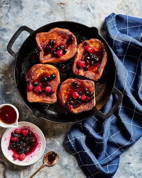 Caramelized French Toast with a Berry Compote - What's Gaby Cooking French Toast Syrup, Fluffy French Toast Recipe, Basic French Toast, Mother's Day Brunch Menu, Berry Baked Oatmeal, Holiday Brunch Recipes, Fancy Toast, Fluffy French Toast, Ham Quiche