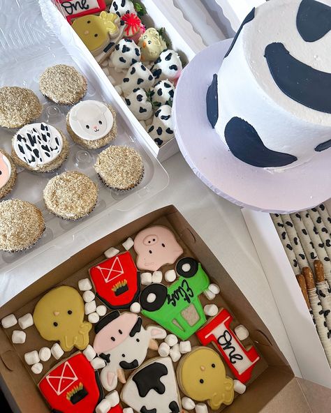 Farm animal package 🐷🐓🐴 Donuts Farm Animals, Farm Animal Dessert Ideas, Petting Zoo Cookies, Farm Animal Macarons, Farm Animal Cookies Barnyard Party, Farm Animals, Packaging, Animals, Instagram