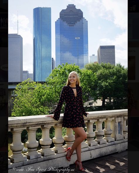 Senior pictures. Downtown Houston 2017 Graduation Pictures Outfits, Senior Graduation Pictures, Pictures Downtown, Senior Picture Poses, Senior Year Pictures, Senior Pictures Downtown, Grad Shoot, Country Senior Pictures, Diy Designs