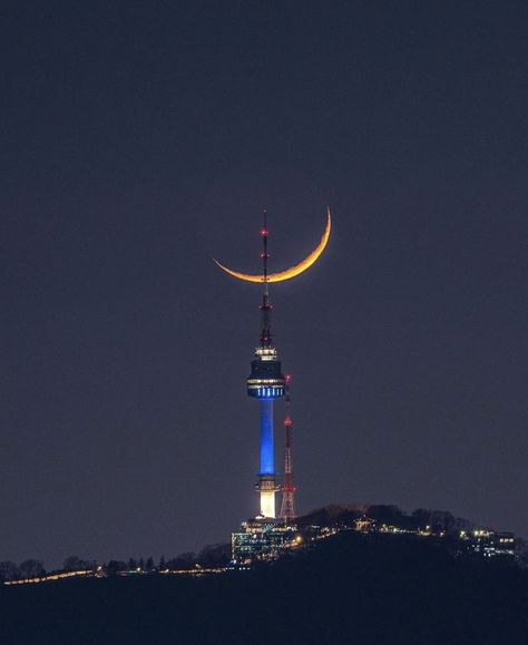 Namsan Tower Wallpaper, Corea Aesthetic, Seoul Attractions, Seoul Night, Namsan Tower, Seoul Korea Travel, Korea University, Seoul Travel, South Korea Seoul