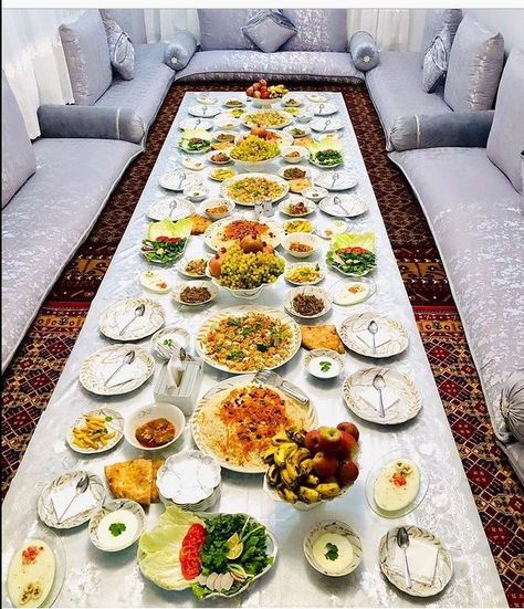 Arab Food Table, Afghanistan Food, Afghan Food Recipes, Iftar Party, Food Set Up, Crockery Design, Algerian Recipes, Fruit Platter Designs, Amazing Food Decoration