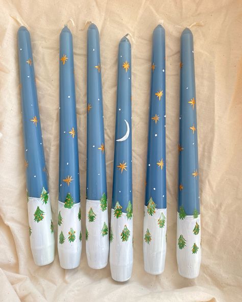 Pretty Candles, Christmas Candles Diy, Painted Candlesticks, Arte Aesthetic, Soya Mumu, Candle Crafts Diy, Pretty Candle, Hand Painted Candles, Winter Candle