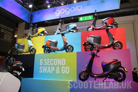 Gogoro Motorcycle Display, Car Expo, Vespa Bike, Motorcycle Store, Scooter Shop, Visual Merchandising Displays, Showroom Interior Design, Bike Store, Car Showroom