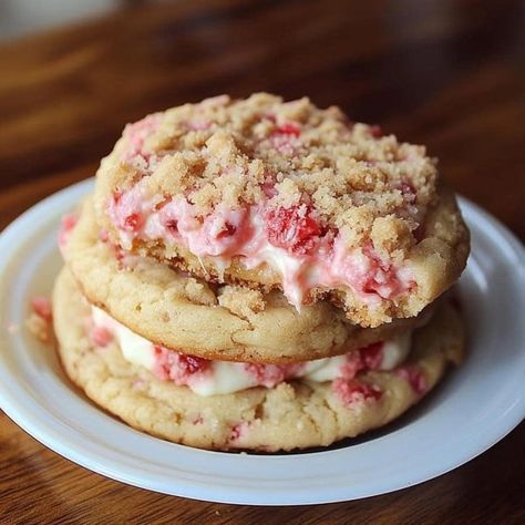 So Yummy Recipes Strawberry Crunch Cheesecake, Cheesecake Cookies Recipes, Crunch Cheesecake, Strawberry Crush, Cheesecake Cookie, Frozen Cheesecake, Strawberry Crunch, All Candy, Strawberry Flavor