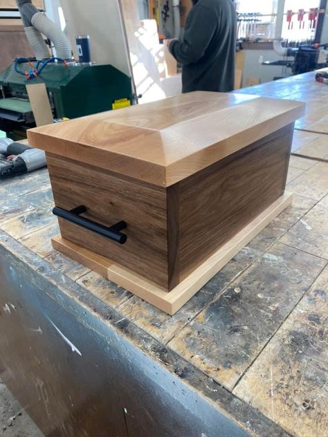 Wood Box Design, Cremation Boxes, Small Wood Box, Custom Wood Boxes, Workbench Plans Diy, Simple Wood Carving, Wood Urn, Wooden Urn, Workbench Plans