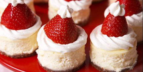 Best Santa Hat Cheesecake Bites - How To Make Santa Hat Cheesecakes Santa Cheesecake, Kue Macaroon, Cheesecake Bites, Xmas Food, Christmas Party Food, Christmas Snacks, Christmas Cooking, Christmas Appetizers, Holiday Cooking