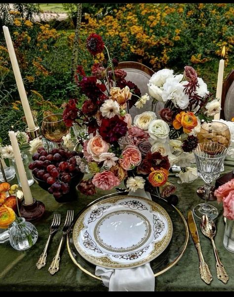 Autumn Anniversary Party, Fall European Wedding, Antique Wedding Table Setting, Fall Floral Tablescapes, Harvest Wedding Theme, Modern Victorian Wedding Theme, Funky Wedding Florals, Autumn Wedding Florals, Fall Dinner Party Tablescape