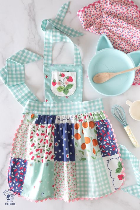 Girls Apron Pattern Free, Girl Apron Pattern, Kids Apron Pattern Free, Childrens Apron Pattern, Free Apron Pattern, Child Apron Pattern, Pochette Diy, Apron Pattern Free, Kids Aprons