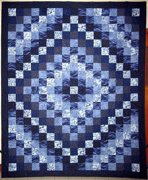 Trip Around the World, I love blue quilts.I realize it would take forever, but it's absolutely mesmerizing. Amische Quilts, Denim Quilt Patterns, Blue Quilt Patterns, Trip Around The World Quilt, Around The World Quilt, Blue Jean Quilts, Pretty Quilts, Jean Quilt, Bargello Quilts