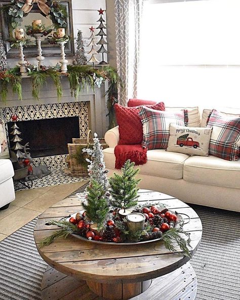 10 practical Christmas decorating tips that designers want you to know | Courtney Warren Ho Christmas Coffee Table Decor, Tafel Decor, Christmas Decor Inspiration, Christmas Mantel, Country Christmas Decorations, Christmas Mantel Decorations, Christmas Decorations Living Room, Christmas Living Rooms, Instagram Christmas