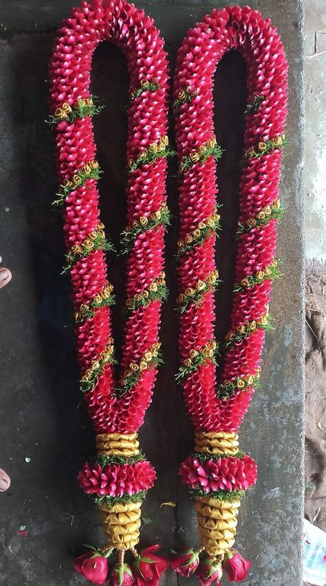 Wedding Malai Design Lotus, Garlands Wedding Indian Flower, Latest Varmala Designs, Wedding Mala Rose, Pelli Dandalu, Varmala Designs, Flower Mala, Rose Garland Wedding, Leaf Decor Wedding