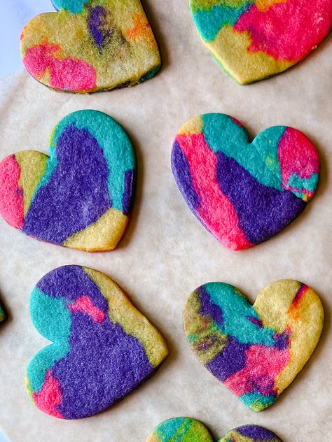 Tie Dye Cake Mix Cookies, Tie Dye Sugar Cookies, Sugar Cookie Shapes, 90s Cupcakes, Groovy Desserts, Tye Dye Cookies, Tie Dye Cookies, Heart Cookies Recipe, Colorful Cookies