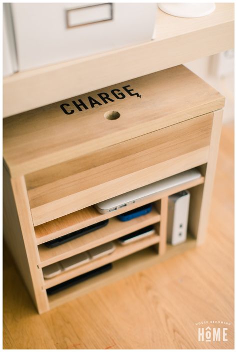 How to make a DIY Charging Station for Electronic Devices Charging Station Ideas, Ipad Charging Station, Electronic Charging Station, Diy Charging Station, Diy Projects For Bedroom, Phone Charging Station, Diy Electronics, Easy Woodworking Projects, Organization Bedroom