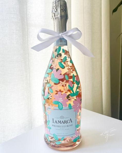 Cheers to these cutie champagne bottles! Perfect for any shower gift 🌷🍾🎀🥂 Mum Gifts Ideas, Wine Bottle Art Paintings, Bachelorette Painted Champagne Bottle, Painted Wine Bottles Birthday, Painting On Wine Bottles, Paint Wine Bottles, Painted Champagne Bottles, Decorate Champagne Bottle, Painting Wine Bottles