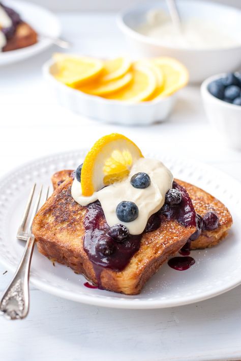 Fancy French Toast, French Toast Toppings, Fancy Toast, Fancy Breakfast, Overnight French Toast, French Breakfast, Blueberry French Toast, Blueberry Sauce, Toast Toppings