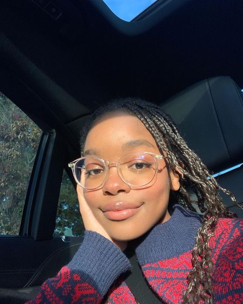 141.6k Likes, 675 Comments - Marsai Martin (@marsaimartin) on Instagram: “Happy Holidays♥️🎄” Clear Glasses On Black Women, Celebrities With Glasses, Marsai Martin, Glasses Inspiration, Clear Glasses Frames, Hair Puff, Glasses Fashion Women, Classy Girl, Cute Glasses