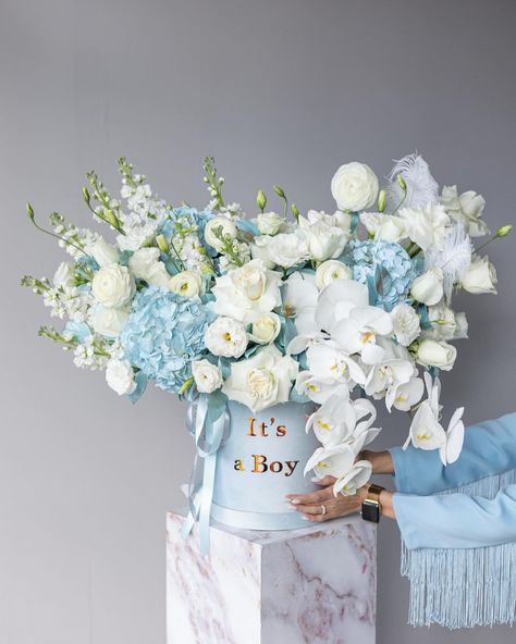 👼It’s a boy/girl flower box 💵$380 Mix of roses, hydrangeas, orhids and other seasonal flowers in a blue/pink and white colors in a box with a custom sign. Color preferences can be applied during checkout. 🚚🌸Order your SAME DAY flowers by delivery and pickup if you make an order BEFORE 3:00 pm. For Manhattan,Brooklyn,Queens, Staten Island, Long Island City. Trendy flower boxes and bouquets for any occasions in New York. 🌸for your orders: 🔗 amfloralplace.com ☎️ 917.201.9744 📍8421 7th... Nyc Flowers, Luxury Flower Arrangement, Pink Green Wedding, Online Flower Shop, Flower Box Gift, Flower Business, Order Flowers Online, Island City, How To Wrap Flowers