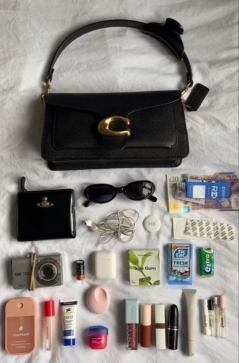 What's In My Purse Aesthetic, Bag Astethic, Mary Poppins Bag, Poppins Bag, Everyday Bag Essentials, Swag Bags, What's In My Purse, Blink Blink, School Bag Essentials