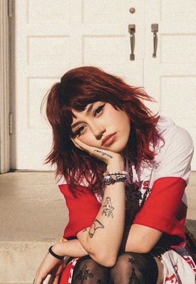 Alt Hair Bangs, Red Hair Wolf Cut, Red Shaggy Hair, Dark Red Shag Haircut, Shaggy Red Hair With Bangs, Red Alternative Hair, Grunge Red Hair Short, Kailee Morgue, 90s Grunge Hair