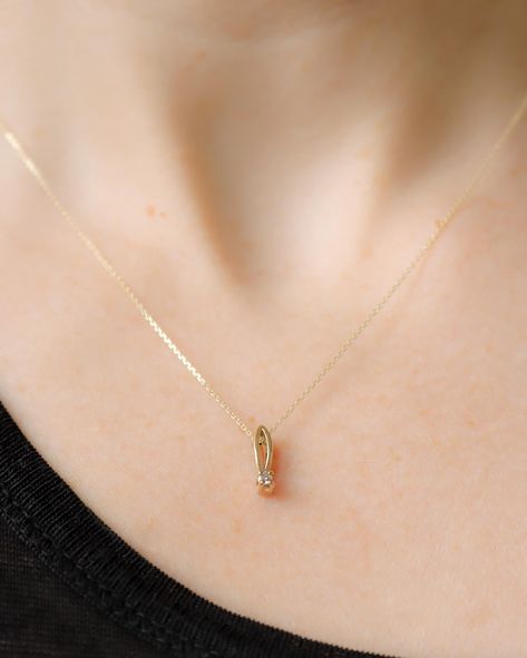 Oh my! Elevate your look with this 9ct yellow gold diamond pendant necklace. Featuring a central round-cut diamond, it’s set in 9ct gold and hangs from a fine 45.5cm chain. Weighing just 1.2 grams, the pendant has an 11mm drop and 3mm width. This lightweight and stunning piece is perfect for daily wear or special occasions. Available now. Link in bio. ✨💎 #GoldJewelry #DiamondPendant #ElegantJewelry #DailyElegance #FineJewelry #MyGoldenFinds #diamond Gold Diamond Pendant Necklace, Pendant Sets, Elevate Your Look, Diamond Pendant Necklace, Elegant Jewelry, Pendant Set, Round Cut Diamond, Diamond Pendant, Oh My