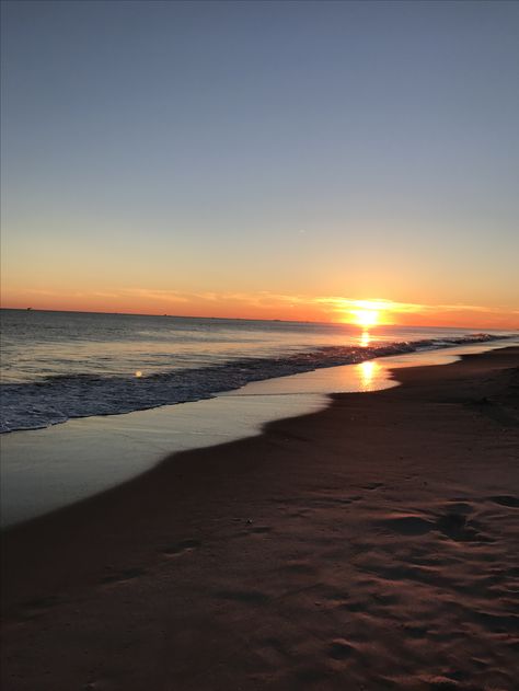 Sea Sunrise, City View Apartment, Jones Beach, Sun Sets, Beautiful Sunrise, Sunset Sky, Aesthetic Images, Pretty Places, Heaven On Earth