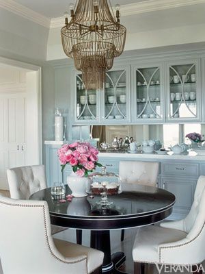 Jennifer Lopez’s eat-in kitchen -dramatic black table surrounded by luxurious white chairs via www.housekaboodle.com and Veranda Jennifer Lopez Home, Veranda Magazine, Herringbone Backsplash, Round Dining Room, Blue Cabinets, Classic Kitchen, Luxury Homes Interior, Blue Rooms, The Ceiling