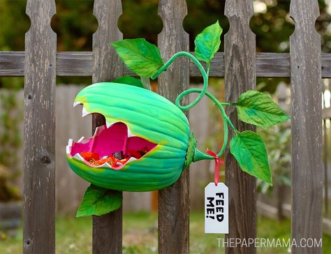 Halloween Venus Fly Trap, Venus Fly Trap Pumpkin, Candy Holder Diy, Guacamole Chicken, Pumpkin Candy Holder, Bacon Guacamole, Halloween Tricks, Halloween Diy Outdoor, Easy Diy Halloween Decorations