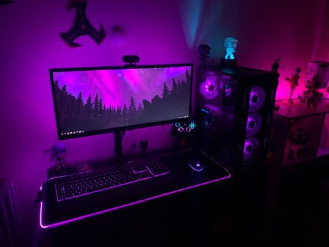 Cool Gaming Setups, Philips Hue Lights, Purple Games, Best Gaming Setup, Hue Lights, Gamer Setup, Purple Theme, Pc Gaming Setup, Gaming Setups