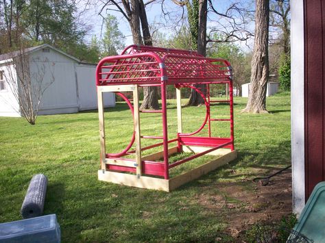 Recycled - chicken coop from bunk bed, old closet door, chicken wire and 1x6 boards Bunk Bed Chicken Coop, Hoop House Chickens, Chicken Shelter, Serama Chicken, Chicken Breeding, Chicken Yard, Old Cd Crafts, Farm Dream, House Chicken