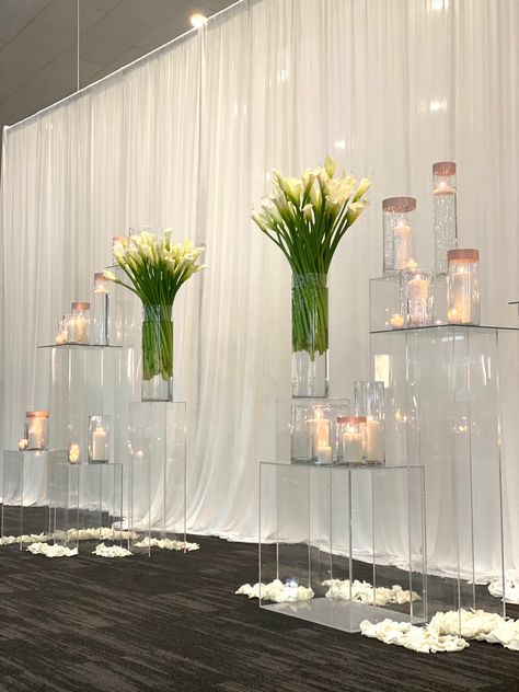 Tulip Centerpieces Wedding, Tulip Wedding Decorations, Tulips Wedding, Candle Ceremony, Tulip Centerpiece, Wedding Table Setup, Ceremony Candles, Tulip Wedding, Minimal Wedding