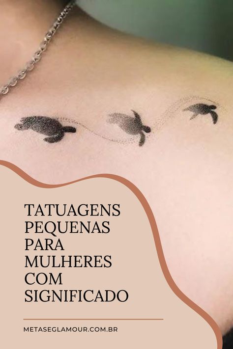 Tatuagens pequenas são poderosas! Discretas ou detalhadas, elas expressam sua personalidade e estilo. Confira nossas sugestões para você fazer logo a sua! #tatuagem #tatuagemfemininanobraco #tatuagemfemininadelicada #significadodetatuagem Logo A, Portal, Humor, Tattoos, Pins, Black, Humour