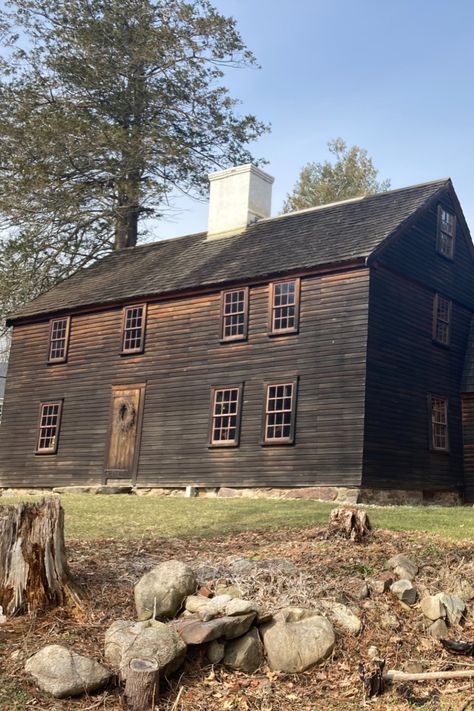 New England Colonial House, American Colonial House, American Colonial Decor, William Haskell, Colonial Aesthetic, Old Colonial Homes, Farmhouse Colonial, Primitive Houses, England Houses