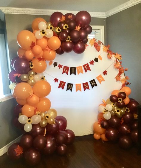 Company Thanksgiving Party, Thanks Giving Balloon Decor, Fall Birthday Decorations Party Ideas, Fall Themed Backdrop, Thanksgiving Balloon Decorations, Fall Photobooth, Thanksgiving Backdrop Ideas, Cousin Thanksgiving, Fall Birthday Decorations