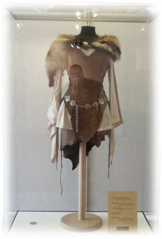 fur cape game of thrones - Google Search Barbarian Costume, Costume Viking, Viking Cosplay, Rok Outfit, Viking Drinking Horn, Drinking Horn, Viking Costume, Fest Outfits, Viking Clothing