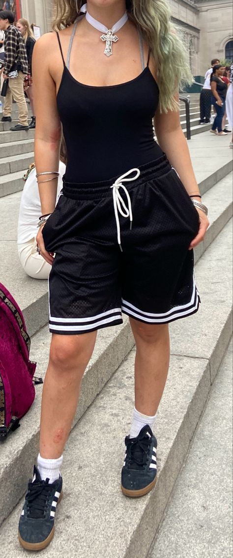 cross baggy shorts Baggy Shorts And Baggy Shirt Outfit, Styling Basketball Shorts Women, Baggy Shorts And Tank Top, Baggy Clothes Outfit Shorts, Baggy Gym Shorts Outfit Women, Baggy Basketball Shorts Outfit Women, Wybie Outfit, Basketball Shorts Outfit Women Style, Long Shorts Outfits Aesthetic