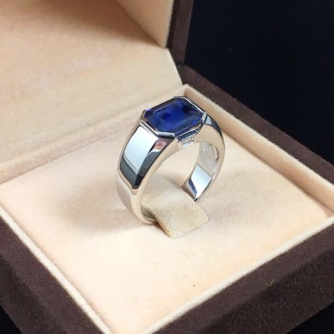 Mens Gold Ring Vintage, Mens Sapphire Ring, Mens Engagement Rings Diamond, Gold Pendants For Men, Stone Ring Design, Mens Ring Designs, Cool Rings For Men, Gents Ring, Mens Gemstone Rings