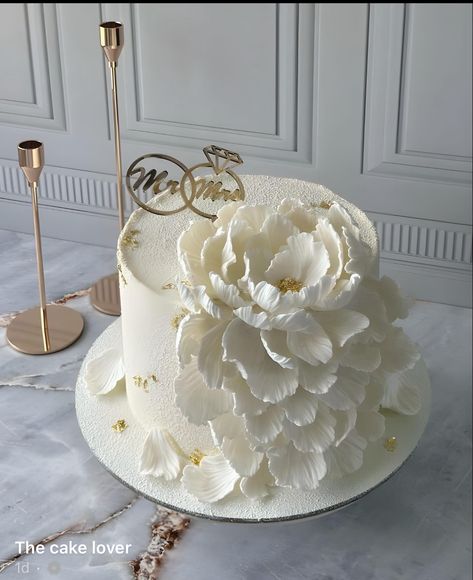 Birthday Cake For Women Simple, Simple Birthday Cake Designs, Elegant Cake Design, Single Tier Cake, Vintage Birthday Cakes, Big Wedding Cakes, Cake Simple, Classic Wedding Cake, Simple Cake Designs