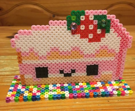 Perler Bead Slice of Cake Foodie Slice Of Cake, 3d Perler Bead, Beads Patterns, Beads Design, Bead Projects, Hama Beads Patterns, Melty Beads, Roll Cake, Dot Grid