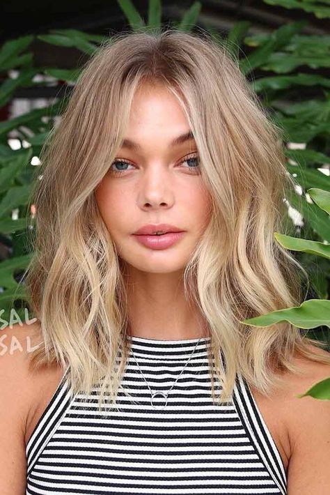 How To Choose The Right Layered Haircuts | LoveHairStyles.com Hair Color Images, Medium Short Haircuts, Bombshell Hair, Blond Balayage, Balayage Blonde, Medium Short Hair, Blonde Hair With Highlights, Hair Color Blue, Haircuts For Fine Hair