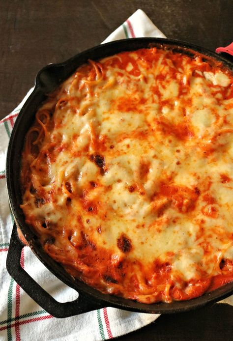 This one pan Cast Iron Skillet Spaghetti with Cream Cheese is easy, creamy, and so delicious with seasoned ground beef, tomato pasta sauce, spaghetti noodles, and Mozzarella cheese. Cast Iron Skillet Pasta, Creamy Pasta Sauce With Milk, Pasta Sauce With Milk, Easy Creamy Pasta Sauce, Spaghetti With Cream Cheese, Skillet Spaghetti, Cream Cheese Spaghetti, Baked Cream Cheese Spaghetti, Beef Tomato