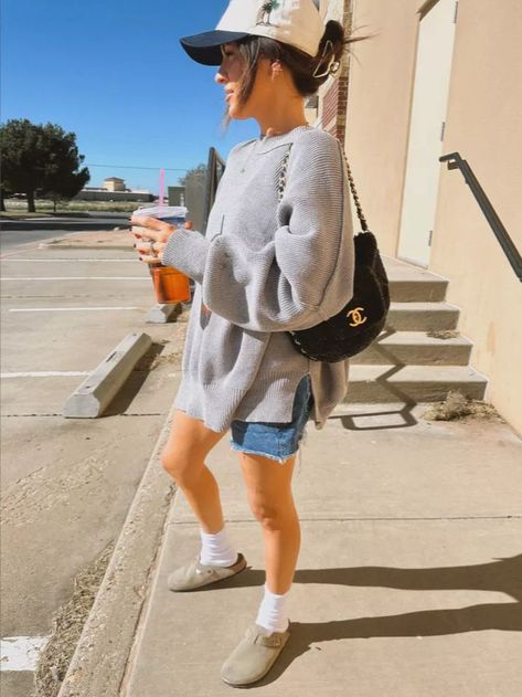 Socks And Birkenstocks, Ball Cap Outfit, Early Fall Fashion, Agolde Shorts, Trending Clothes, Late Summer Outfits, Cap Outfit, Los Angeles Shopping, Outfit Inspo Casual