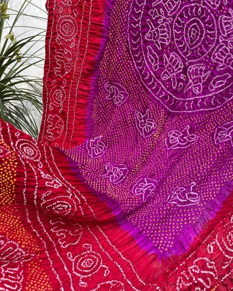 Kapaas Katha’s Instagram profile post: “***SOLD*** Pure gajji silk rai bandhani dupatta. Colour: Body shade of purple with red border Measurements: approx 2.5 meter once full…” Purple Bandhani Dupatta, Bandhani Dupatta, Purple Saree, Purple Suits, Blouse Designs Indian, Trendy Blouse, Red Border, Bandhani Saree, Trendy Blouses