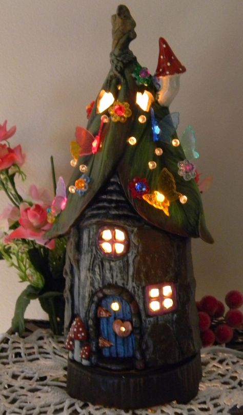 casa de duendes Stump House, Clay Fairy House, Fairy Homes, House Tree, House Lamp, Fairy House Diy, Faeries Gardens, Night Mode, Clay Fairies