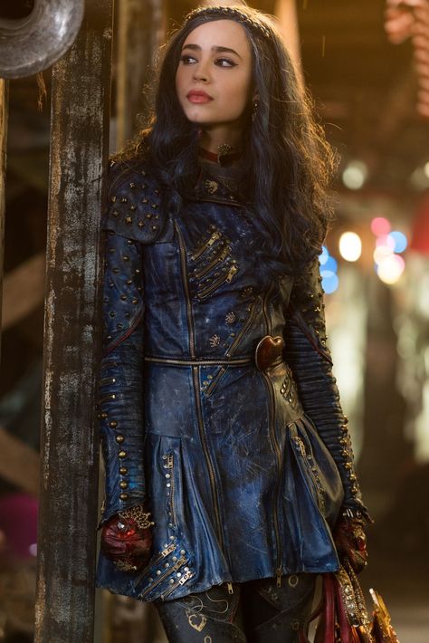 Dove Cameron Descendants, Disney Descendants 2, Evie Descendants, Descendants Costumes, Disney Descendants Movie, Grand Prince, Mal And Evie, Disney Channel Descendants, Disney Descendants 3