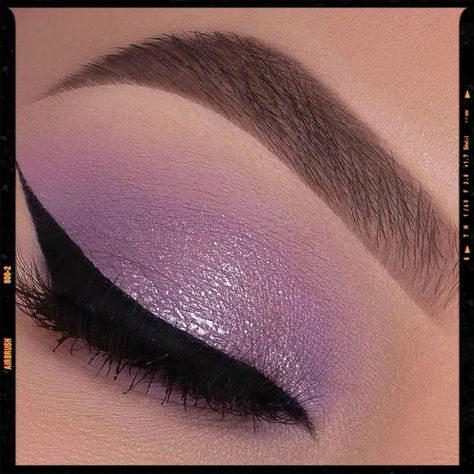 Makeup Inspiration Lilac Makeup Look, Lilac Eye Makeup, Makeup Looks Inspiration, Lilac Makeup, Makeup Looks Ideas, Lilac Eye, Smoky Eyeliner, Purple Eyeshadow Looks, Fall Eyeshadow Looks