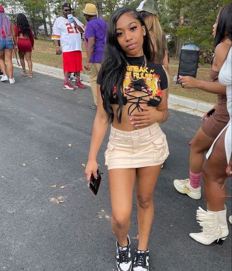 Baddie Graphic Tee Outfit, Graphic Tee Outfit Baddie, Graphic Tee Outfit Black Women, Black Graphic Tee Outfit, Simple Outfits Summer, Classy Baddie Outfits, Outfit Inspo Comfy, Baddie Outfits Summer, Concert Outfit Inspo