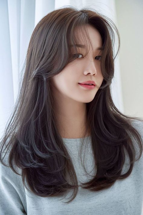 Korean-inspired long straight hairstyle with curtain bangs Straight Hairstyles With Curtain Bangs, Straight Hair With Curtain Bangs, Layers With Curtain Bangs, Long Straight Hairstyles, Hairstyles With Curtain Bangs, Hair With Curtain Bangs, Bangs For Women, Light Layers, Soft Layers