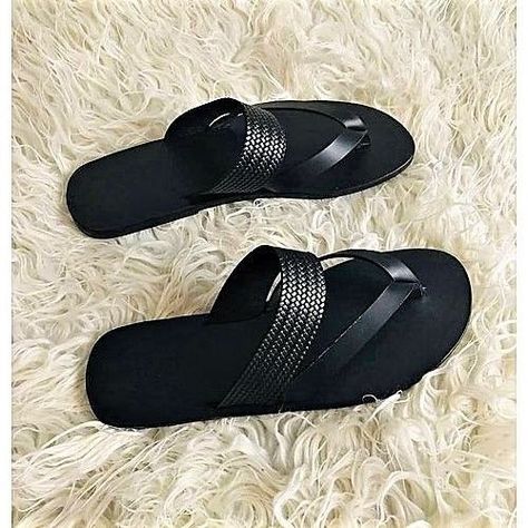 Mens Slippers Fashion Style, Classy Shoes Flats, Men Leather Sandals Fashion, Palm Slippers, Best Sandals For Men, Mens Sandals Fashion, Gents Shoes, Casual Beach Sandals, Leather Slippers For Men