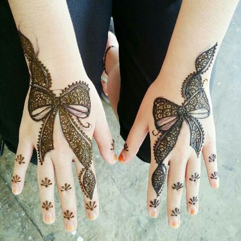 Ribbon henna Ribbon Mehndi Design, Bow Mehendi Designs, Ribbon Henna, Cute Henna Tattoos, Mehedi Design, Mahendi Designs, Pretty Henna, Cute Henna, Henna Art Designs